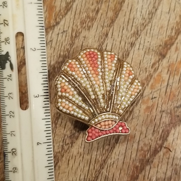 Shell Pin - Picture 2 of 3
